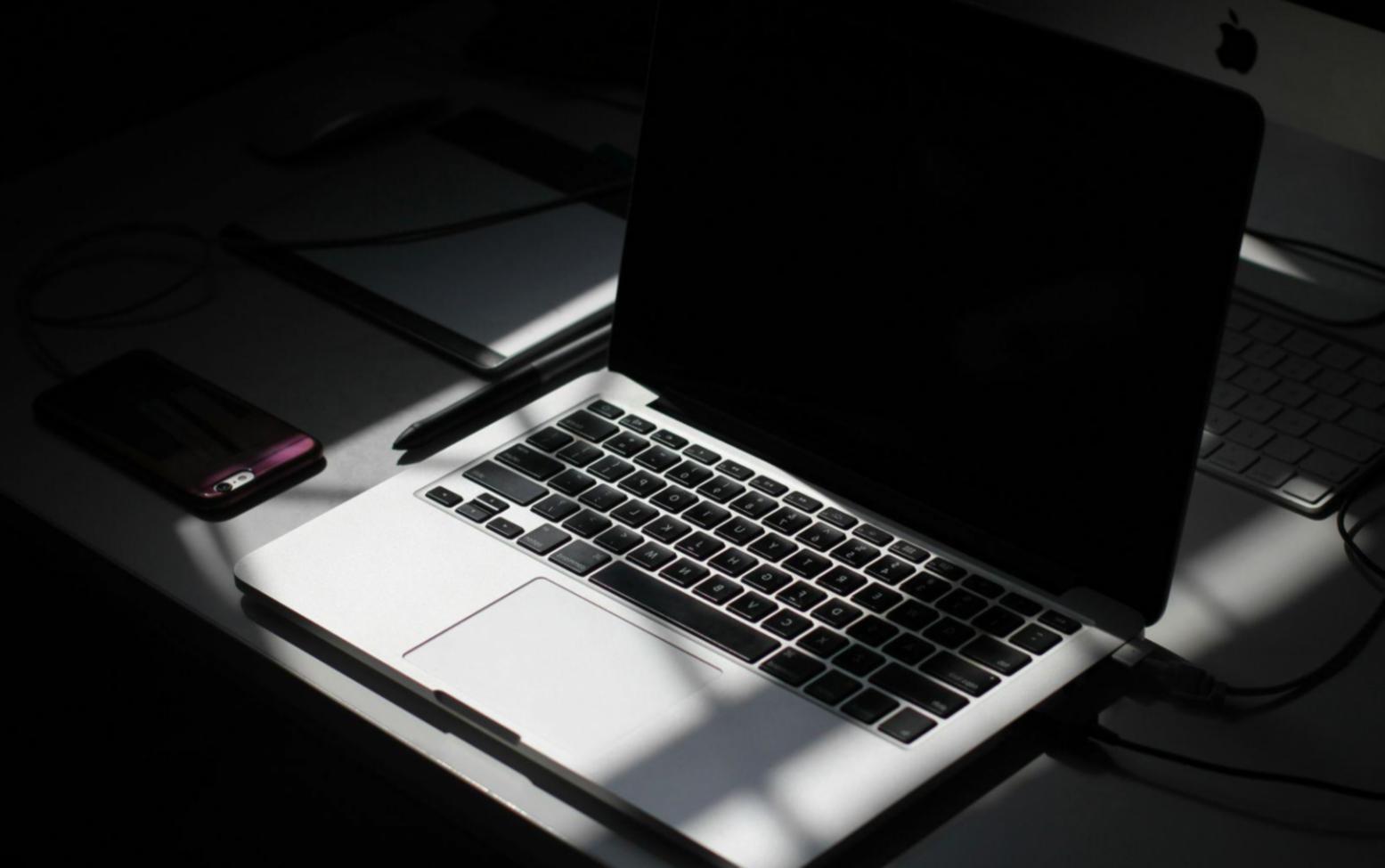 Espace de travail équipé pour la formation financière avec ordinateur et outils d'analyse